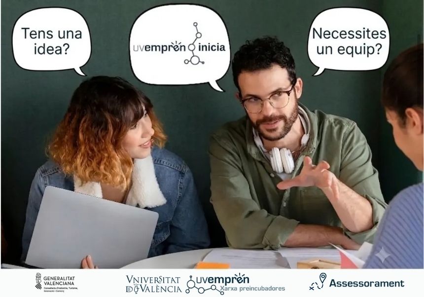 Estudiantant parlant al voltant d'una taula